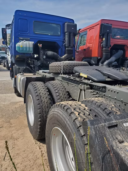 新しい HOWO 大型トラック原動機トラクターヘッド牽引トレーラー貨物車両ダンプトラックシノトラック 6X4 価格ナイジェリアモザンビークケニアフィリピン